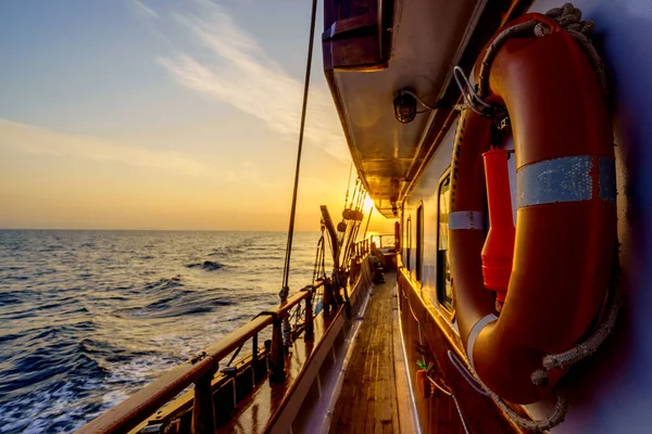 Sunset at the Sailboat deck while cruising — Stock Photo, Image