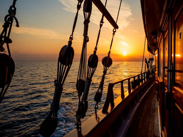 ヨットのデッキでクルージングしながらの夕日 — ストック写真