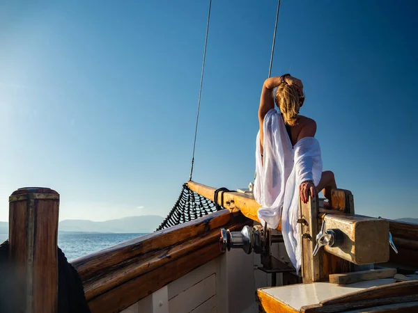 Mulher navegando no mar Jónico — Fotografia de Stock