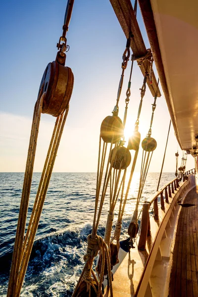 Zonsondergang op het dek van de zeilboot terwijl cruisen — Stockfoto