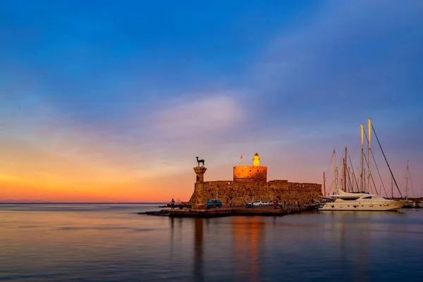 Fortaleza de Ágios Nikolaos no porto de Mandraki, em Rodes, Grécia — Fotografia de Stock