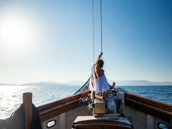 Frau segelt im Ionischen Meer — Stockfoto