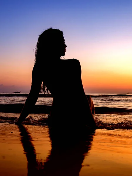 Žena v plavkách pózuje na pláži — Stock fotografie