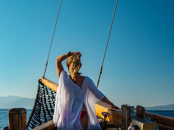Nő vitorlázik a Jón-tengeren — Stock Fotó