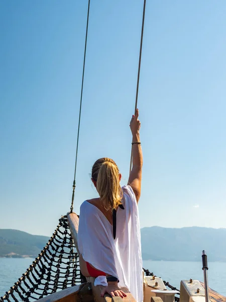 Mulher navegando no mar Jónico — Fotografia de Stock