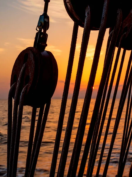 Ηλιοβασίλεμα στο κατάστρωμα ιστιοπλοϊκό σκάφος ενώ πλεύσης — Φωτογραφία Αρχείου