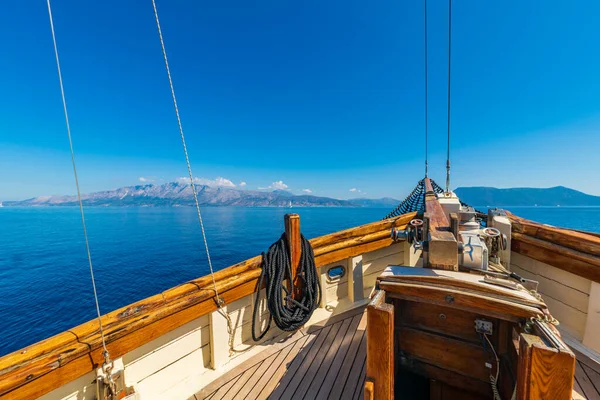 Navegar en el mar Jónico en Lefkada — Foto de Stock