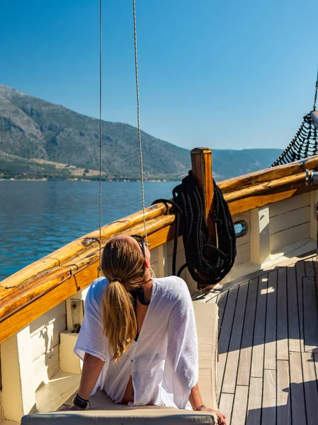 Vrouw die in de Ionische zee vaart — Stockfoto