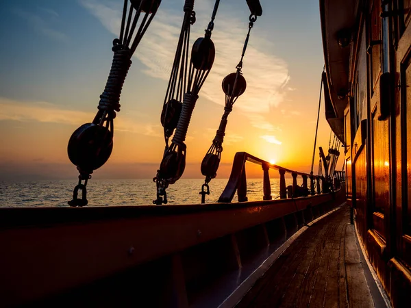 Закат на палубе парусника во время круиза — стоковое фото