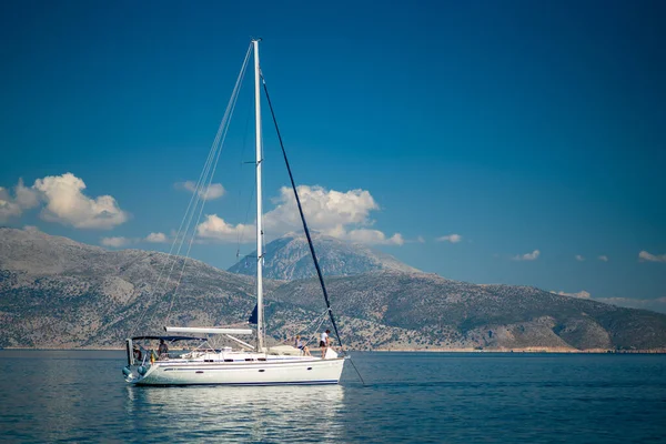 Zeilen in de Ionische zee in Lefkada — Stockfoto