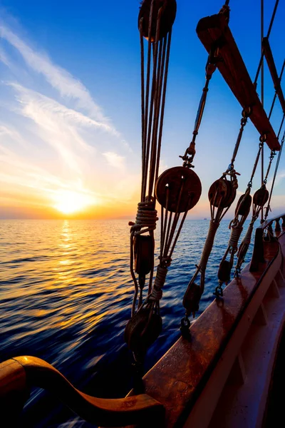 Tramonto sul ponte della barca a vela durante la crociera — Foto Stock