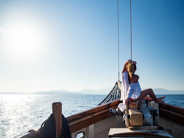 イオニア海を航海する女 — ストック写真