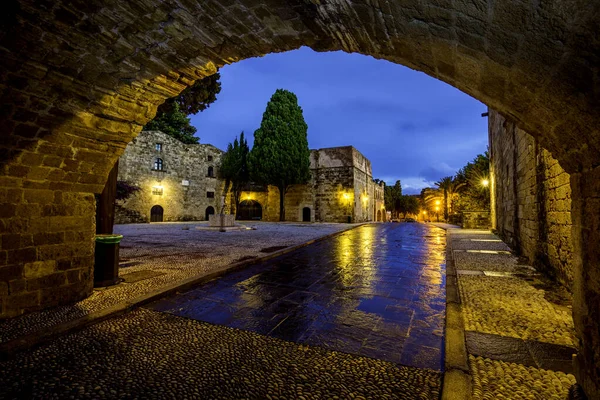 Medeltida gata i gamla stan i Rhodos — Stockfoto