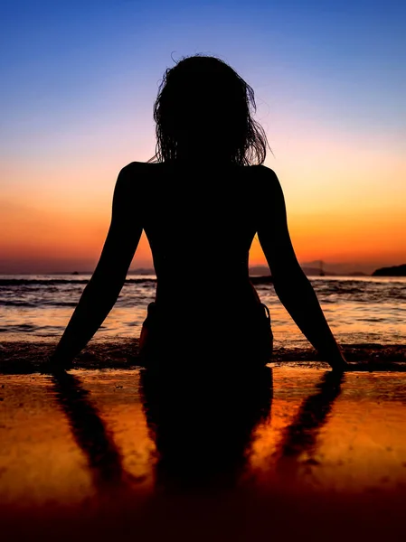 여자 수영복 해변에서 포즈에 — 스톡 사진