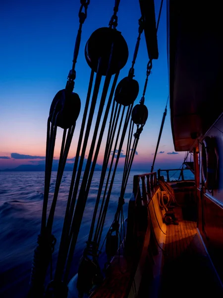 Ηλιοβασίλεμα στο κατάστρωμα ιστιοπλοϊκό σκάφος ενώ πλεύσης — Φωτογραφία Αρχείου