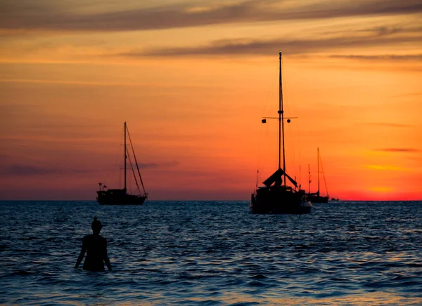 Nai Harn plajı gün batımında.