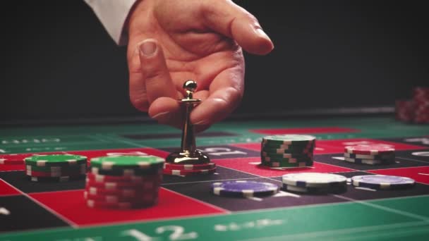 轮盘赌台慢动作接近赌场 选择性焦点 — 图库视频影像