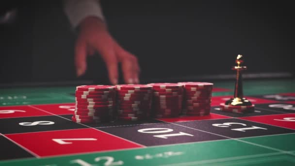 轮盘赌台慢动作接近赌场 选择性焦点 — 图库视频影像