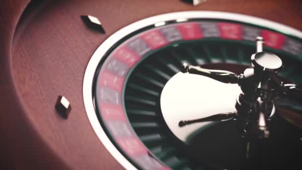 ルーレットテーブルスローモーションがカジノで閉じます 選択的フォーカス — ストック動画