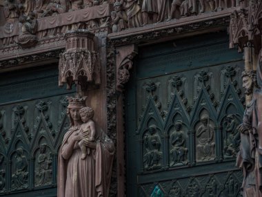 Alsace Fransa 'daki Notre Dane de Strasbourg Katedrali' nin dışında.