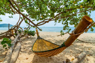 Tropikal sahilde bambu hamağı