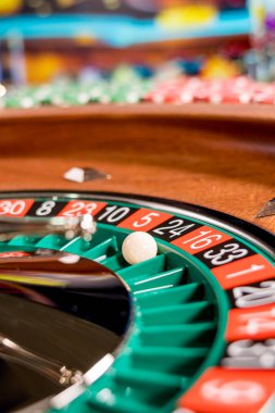 Kumarhanedeki rulet masası kapanıyor. 16 numara siyah - Seçici Odaklanma