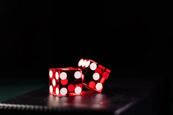 真正的盒装赌场骰子近身 浅浅的场深度 — 图库照片