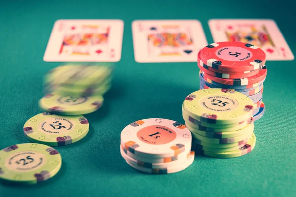 Pokerhand Vid Kasinobordet — Stockfoto