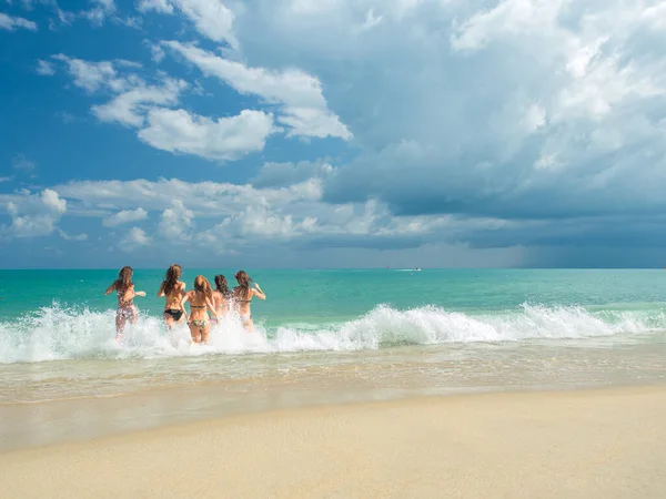 Seis Chicas Corriendo Playa Tailandesa Chaweng Koh Samui — Foto de Stock