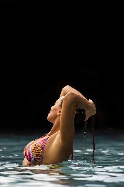 Kvinde Luksus Fem Stjerner Spa Resort Swimmingpoolen - Stock-foto