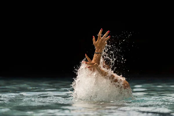 Donna Nel Lussuoso Resort Spa Cinque Stelle Piscina — Foto Stock