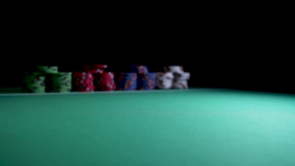 赌场的骰子和薯片慢动作 — 图库视频影像