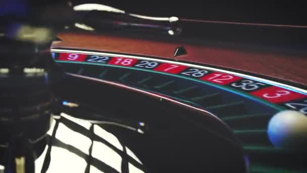 Ρουλέτα Τροχό Κερδίζει Αριθμό Κοντά Στο Καζίνο Επιλεκτική Εστίαση — Αρχείο Βίντεο