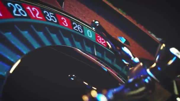 ルーレットテーブルスローモーションがカジノで閉じます 選択的フォーカス — ストック動画