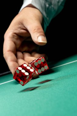 Kumarhanedeki barbut masasında kumar oynayan adam - Seçici odaklanma