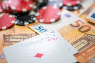 Avro banknotlarıyla dolu bir kumarhane masası. 