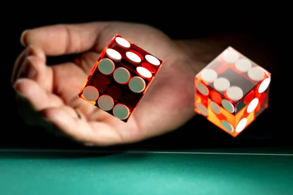カジノのクラップステーブルでの男のギャンブル 選択的フォーカス — ストック写真