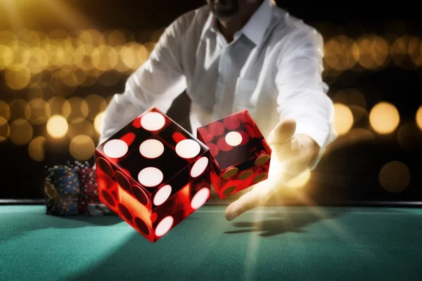 カジノのクラップステーブルでの男のギャンブル 選択的フォーカス — ストック写真