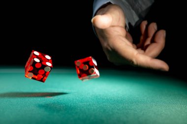 Kumarhanedeki barbut masasında kumar oynayan adam - Seçici odaklanma