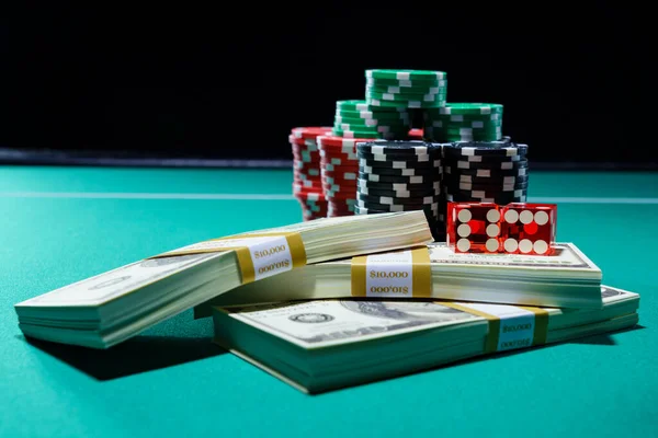 赌场红骰子和30000美元 — 图库照片
