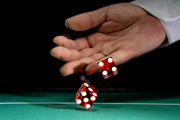 Man Gokken Aan Craps Tafel Het Casino Selectieve Focus — Stockfoto
