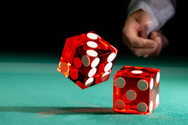 Человек азартные игры за столом для игры в кости в казино - Селективный фокус Стоковая Картинка