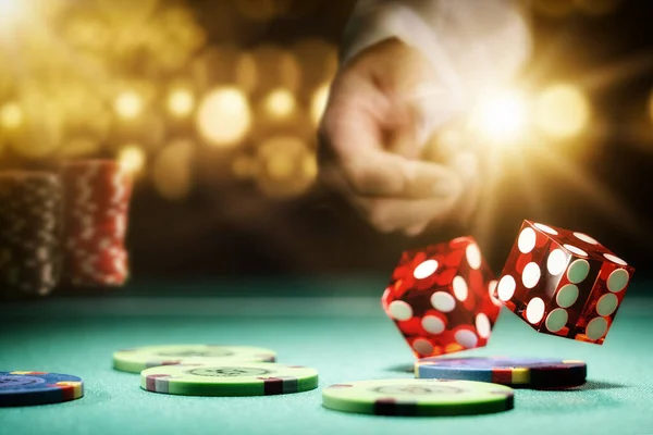 Человек азартные игры за столом для игры в кости в казино - Селективный фокус Лицензионные Стоковые Фото
