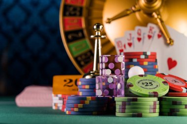 Kumarhane seti, rulet, kartlar, zarlar ve çipler Blackjack minderinde