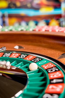Kumarhanedeki rulet masası kapanıyor. 32 numara kazandı. Kırmızı - Seçici Odak
