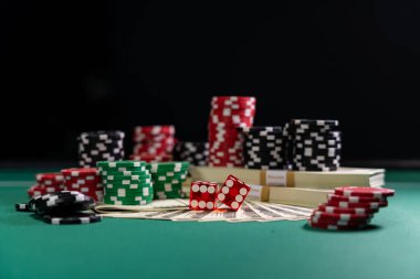 Kumarhane kırmızısı zar ve USD 100 gagası - sığ alan derinliği