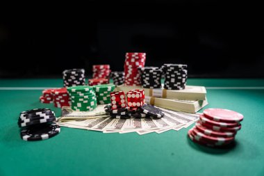 Kumarhane kırmızısı zar ve USD 100 gagası - sığ alan derinliği