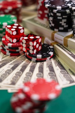 Kumarhane kırmızısı zar ve USD 100 gagası - sığ alan derinliği