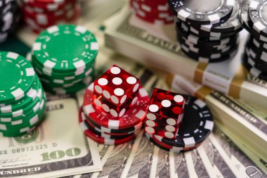 Kumarhane kırmızısı zar ve USD 100 gagası - sığ alan derinliği