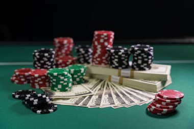 Kumarhane kırmızısı zar ve USD 100 gagası - sığ alan derinliği